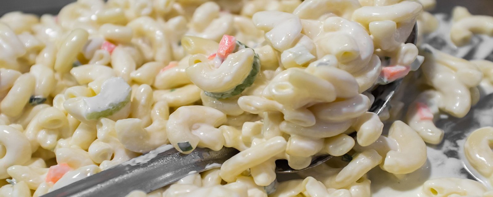 Salade classique de macaroni... ce sont ces 2 ingrédients magiques qui l'a rend si extraordinaire!