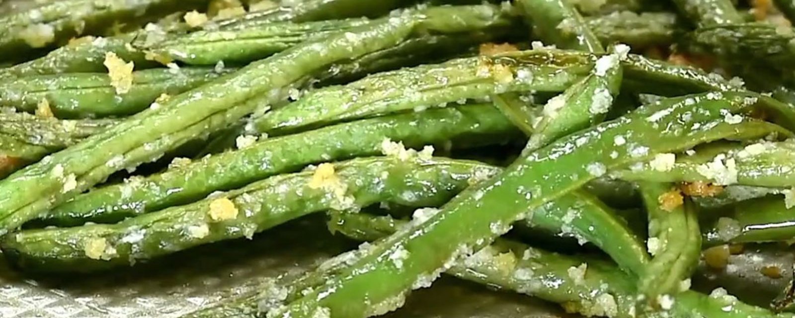 Haricots verts grillés au four, un véritable délice qui peut accompagner n'importe quelle viande.