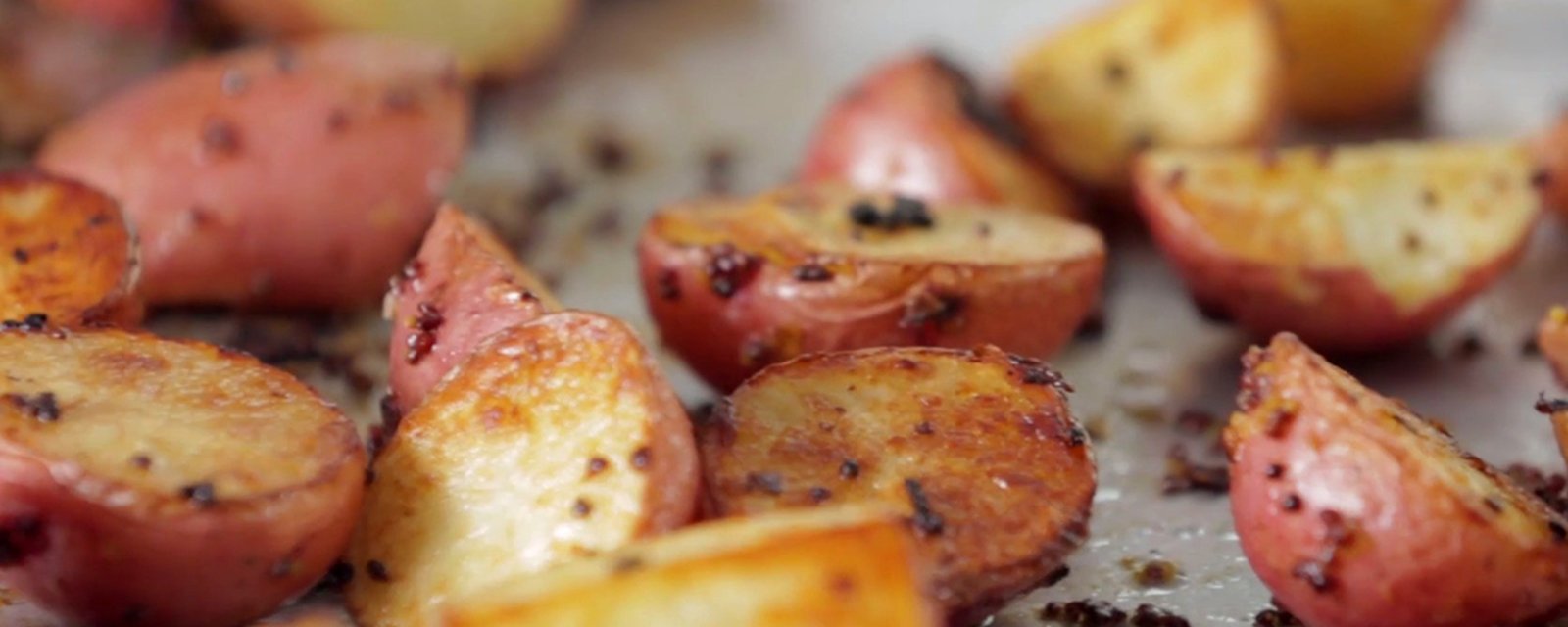 Pommes de terre grillées avec seulement 3 ingrédients, le résultat est hallucinant!