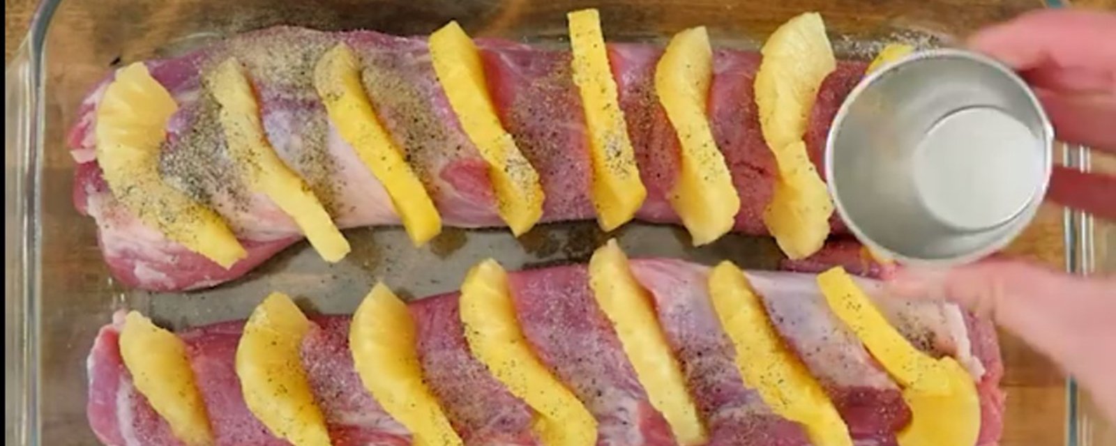 Elle insère des tranches d'ananas dans son filet de porc, ce qu'elle ajoute ensuite lui promet tout un plat!