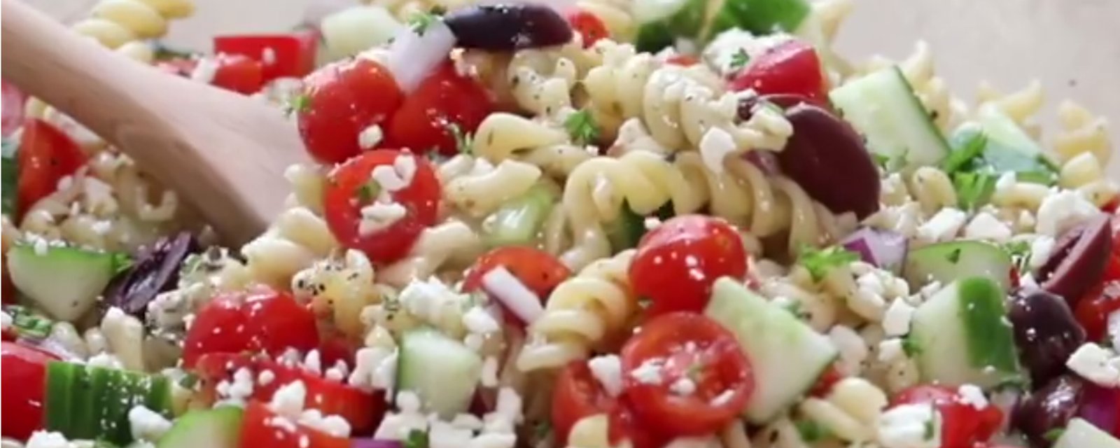 La meilleure recette d’inspiration méditerranéenne, la salade de pâtes à la grecque!