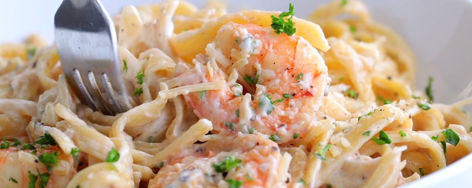 Fettucine aux crevettes  : Savoureux, facile à faire et parfait pour un horaire chargé!
