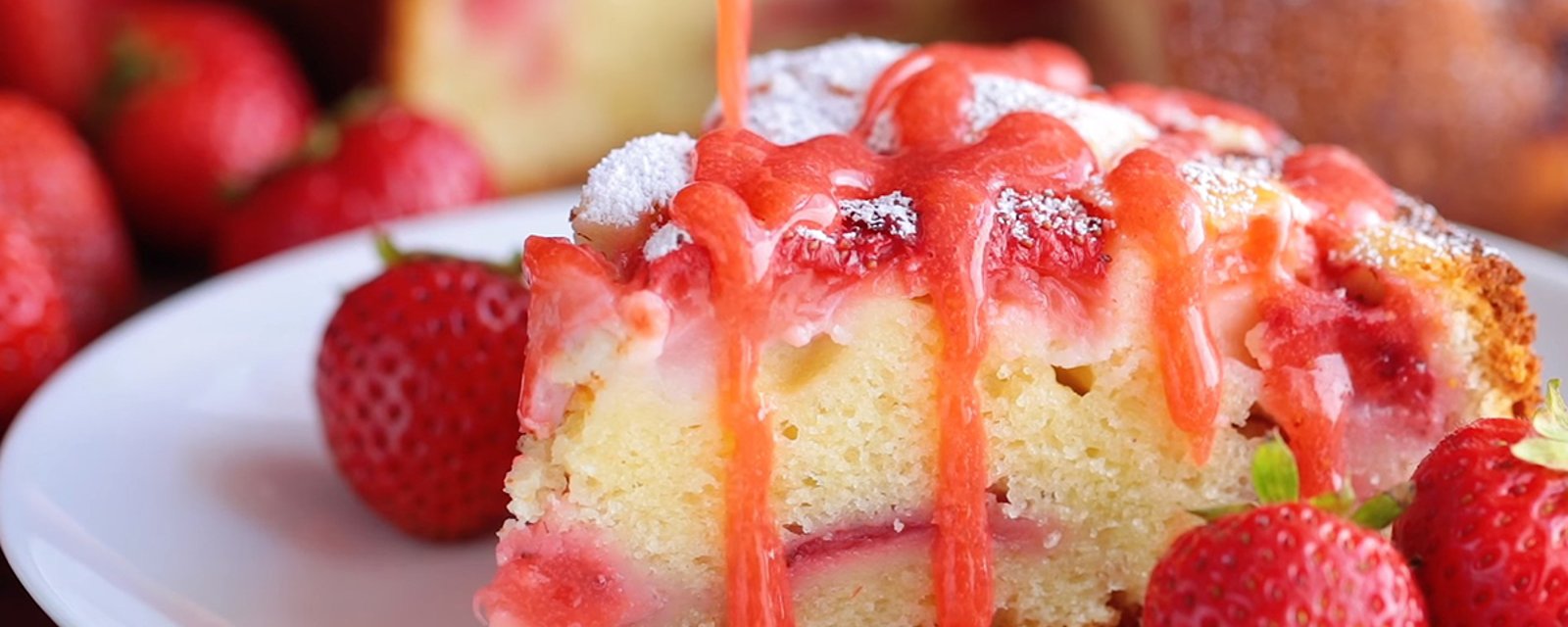 Délicieux gâteau aux fraises et à la crème sure nappé d'un délicieux coulis maison