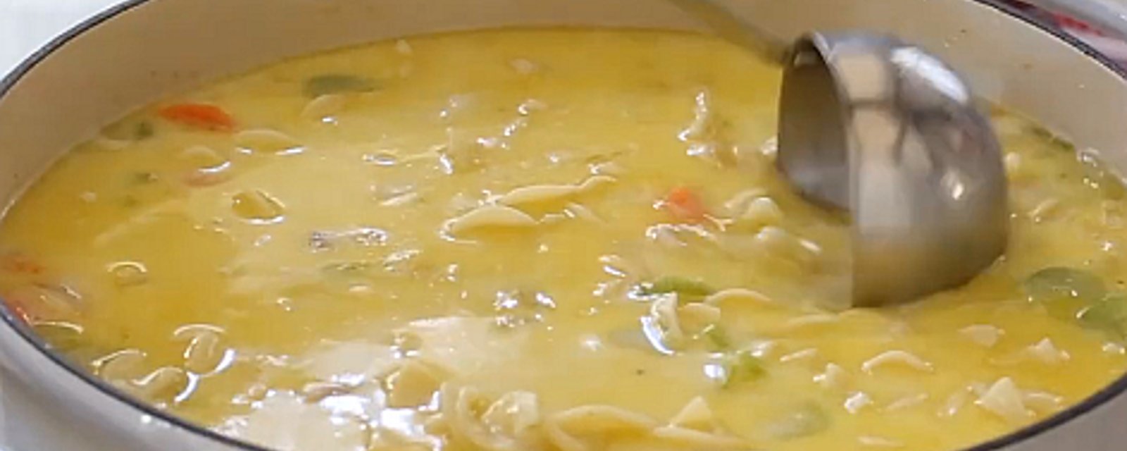 Soupe crémeuse à la dinde et aux nouilles réconfortante à souhait