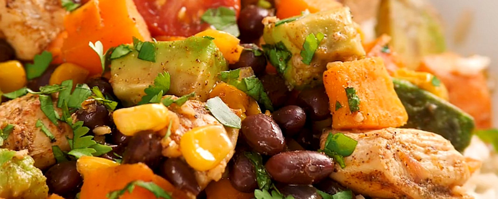 Casserole de poulet à la mexicaine accompagné de patates douces et de haricots noirs