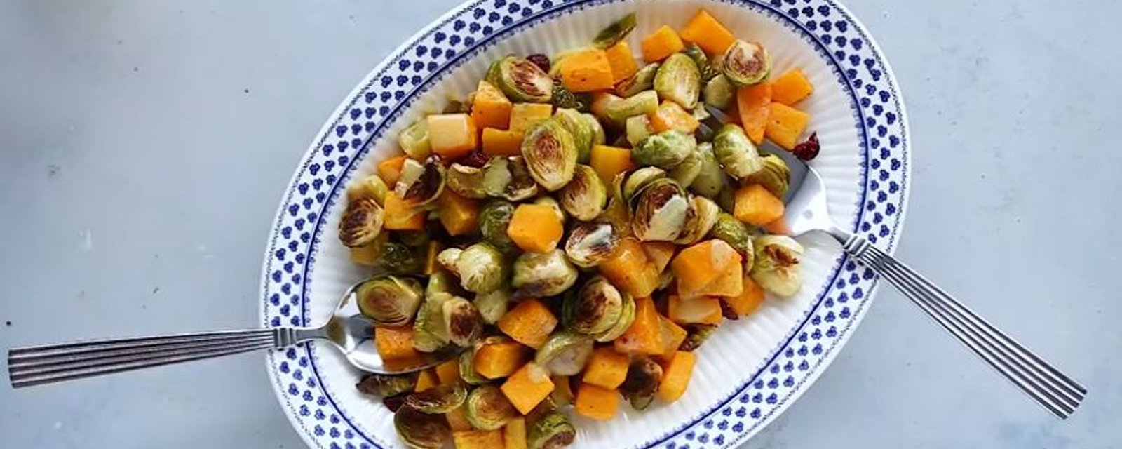 Courge et choux de Bruxelles rôtis avec canneberges séchées et vinaigrette à la moutarde de Dijon