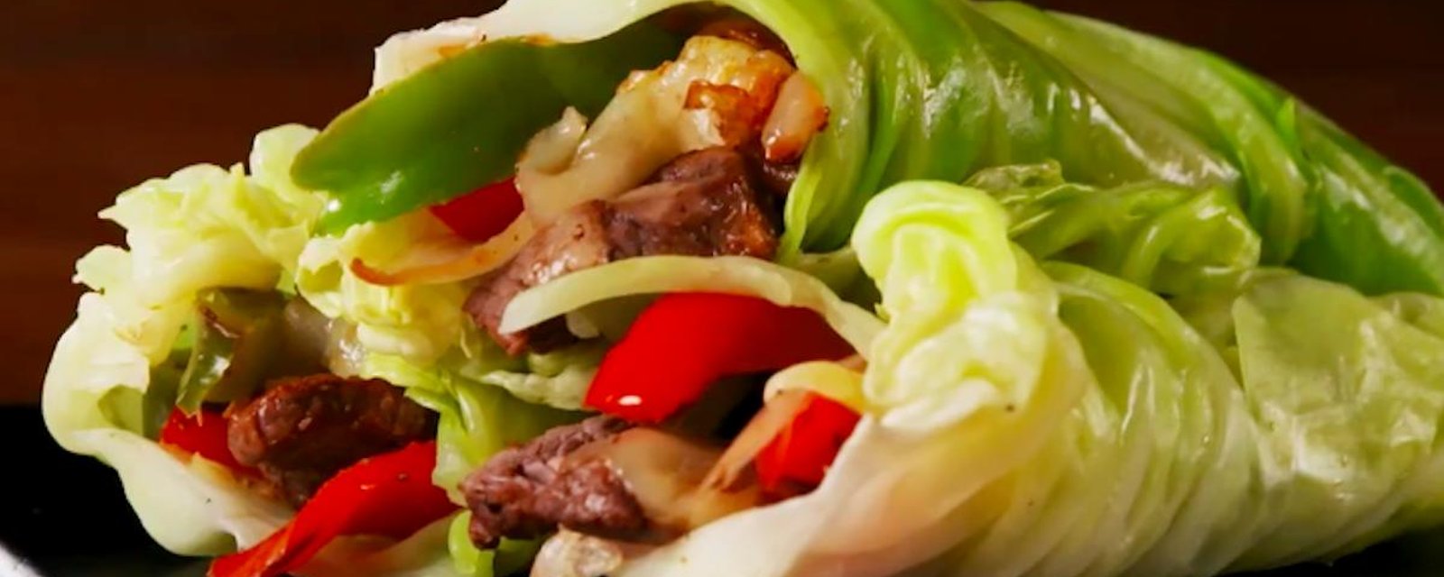 Savoureux roulés au chou, au steak et au fromage.