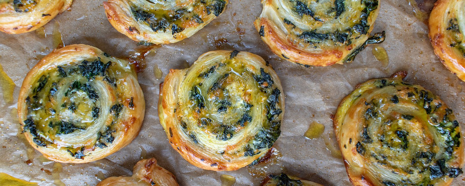 Succulentes bouchées estivales: des roulades d’épinard et feta