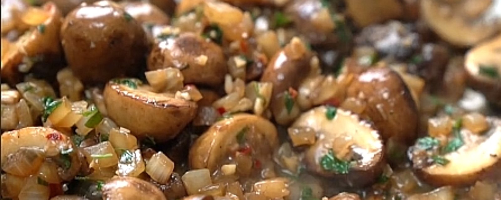 Champignons sautés à la sauce au vin blanc et à l'ail, un accompagnement prêt en 20 minutes