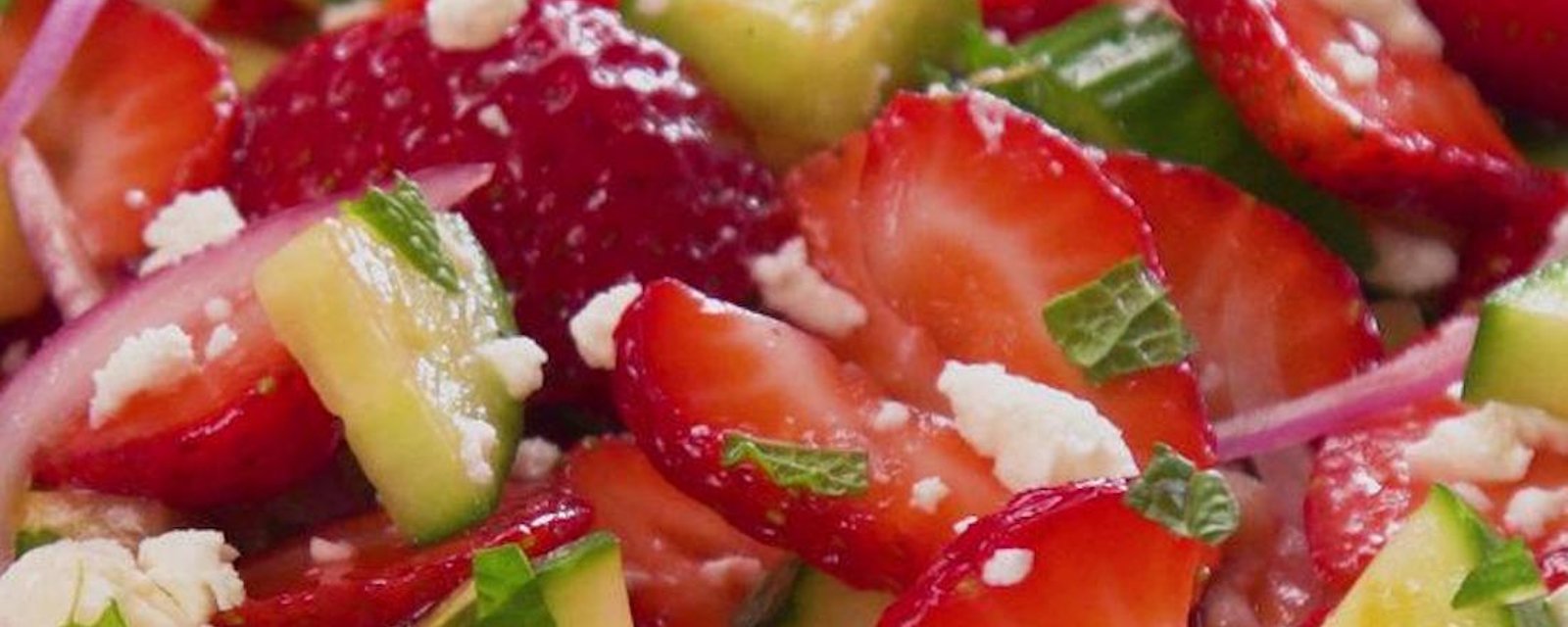 Magnifique salade de fraises et de concombres avec vinaigrette miel et citron