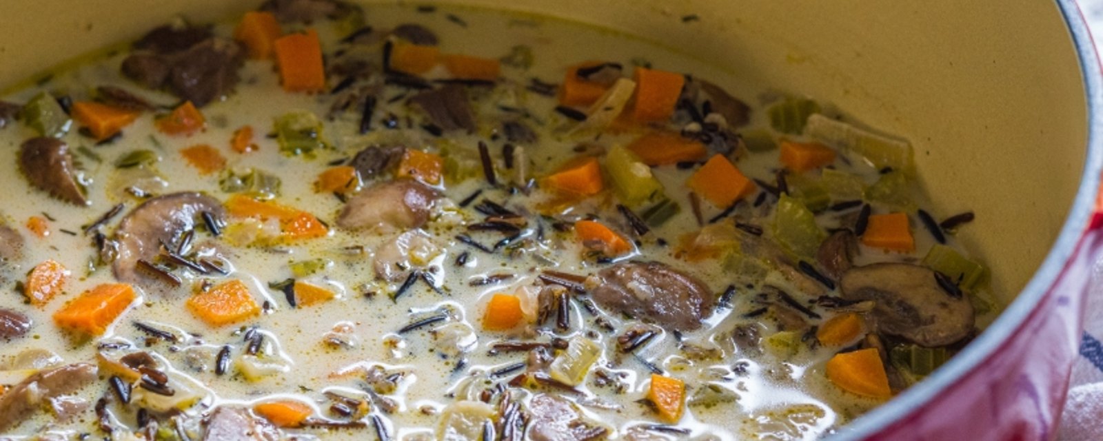 Soupe au riz sauvage réconfortante à souhait pour la saison des rhumes