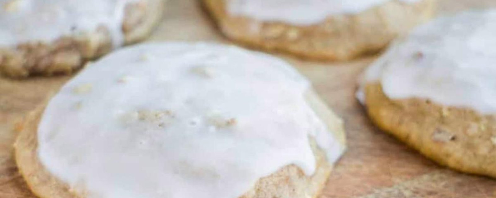 On essaie une nouvelle douceur: des biscuits au concombre avec glaçage sucré!