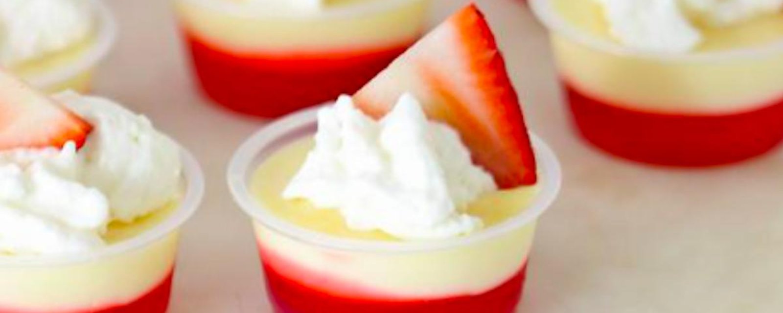 On se fait plaisir avec ces shooters au cheesecake et fraise