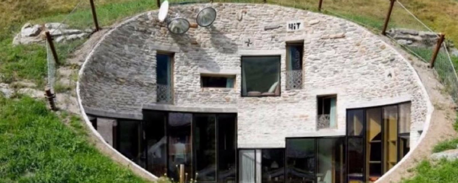 Cette maison construite directement dans la montagne est surprenante, mais c'est l'intérieur qui nous étonne le plus