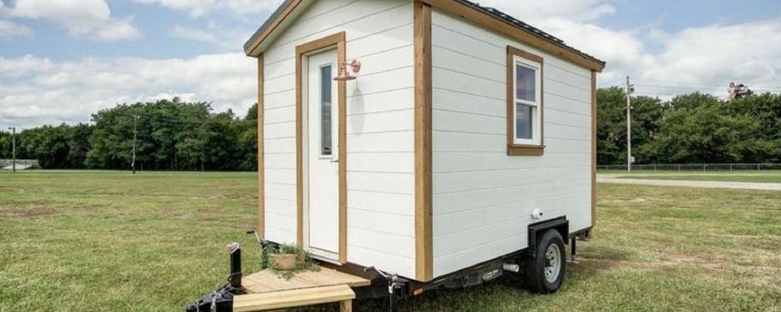 Cette maison semble vraiment minuscule, mais lorsqu'on ouvre la porte, toute une surprise nous attend