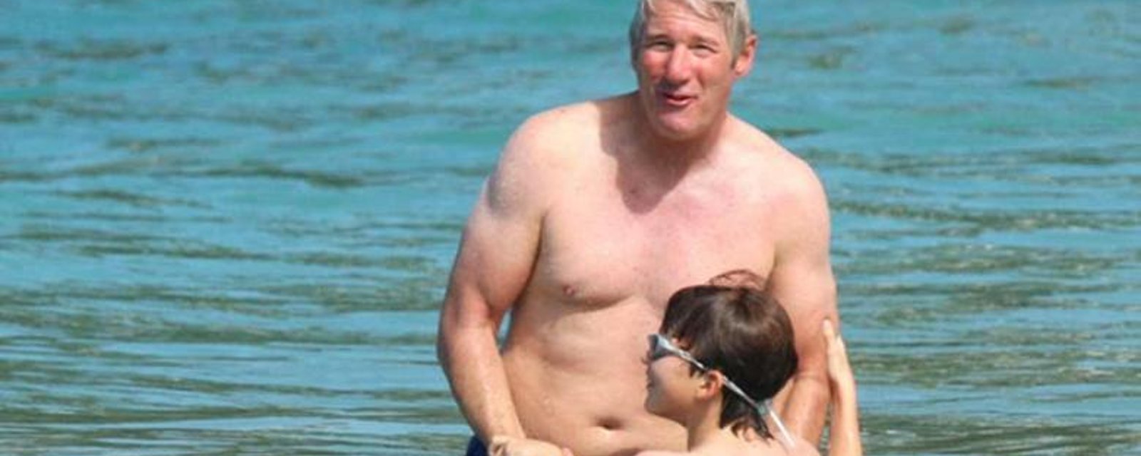 Le fils de Richard Gere a beaucoup grandi... et il sera toute une pièce d'homme!