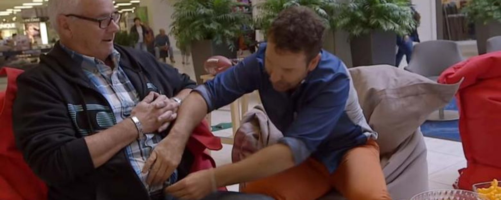 Éric Salvail fait le fou avec des hommes qui attendent leurs femmes pendant qu'elles magasinent