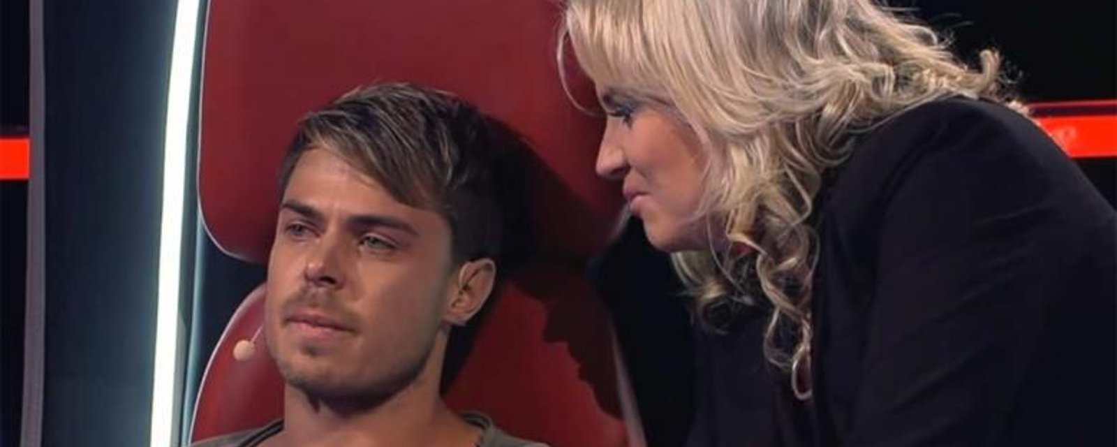 Lorsqu'il voit qui se tient sur scène, ce juge de The Voice fond en larmes!