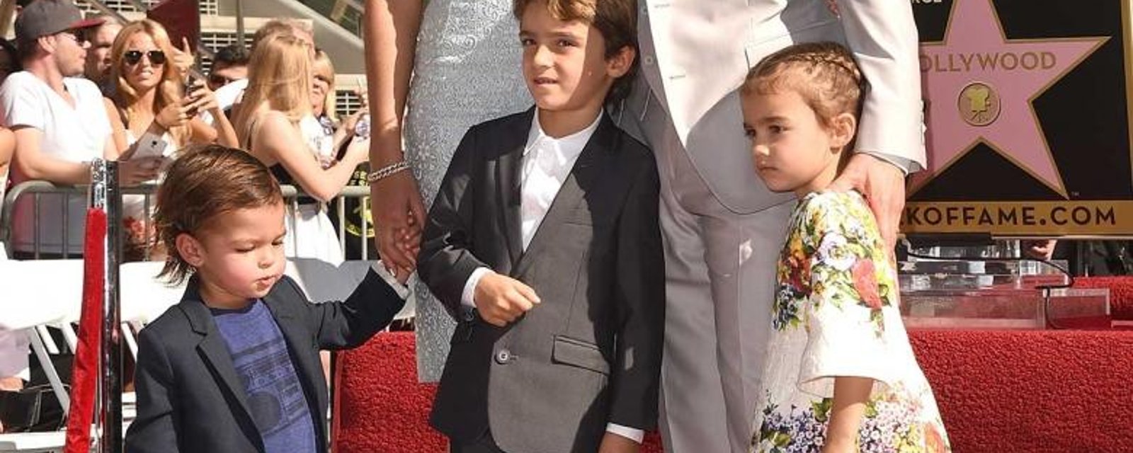 Devinez qui sont les célèbres parents de ces trois enfants trop mignons!