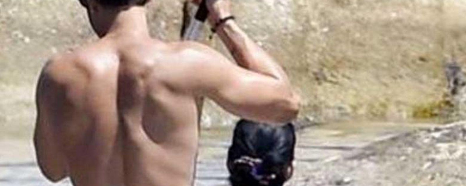 Un célèbre acteur surpris flambant nu avec sa célèbre blonde sur la mer!