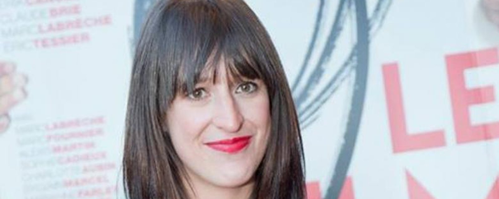 Anne-Élisabeth Bossé fait tourner bien des têtes dans sa magnifique robe sur le tapis rouge de 9, le film.