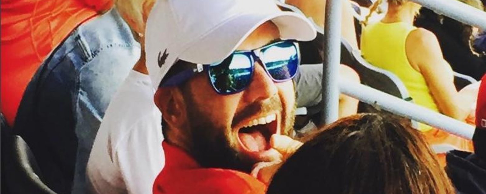 L'homme avec la casquette et les lunettes est une star québécoise, le reconnaissez-vous?