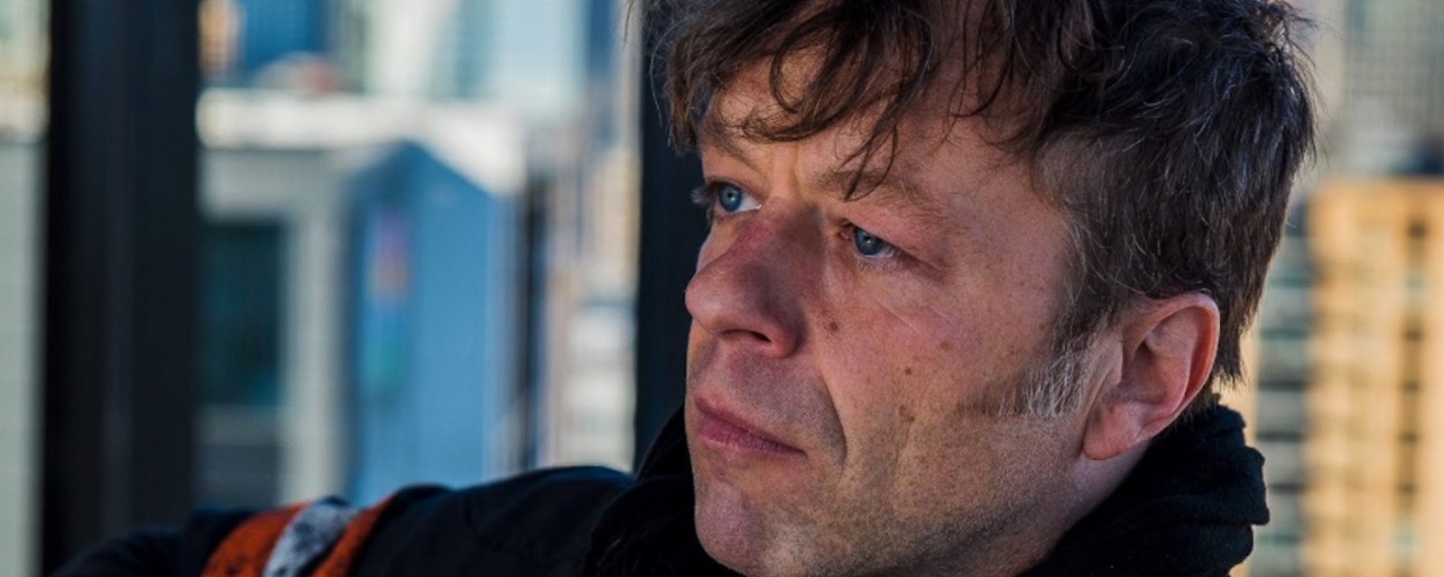Après 5 ans d'absence, un chanteur connu fait un retour à la vie publique! 