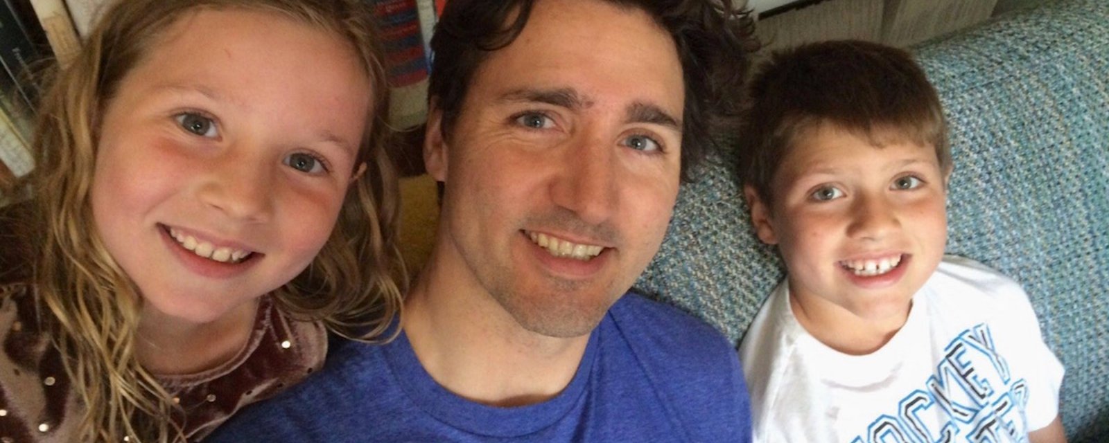 Justin Trudeau embrasse amoureusement sa femme pendant un discours