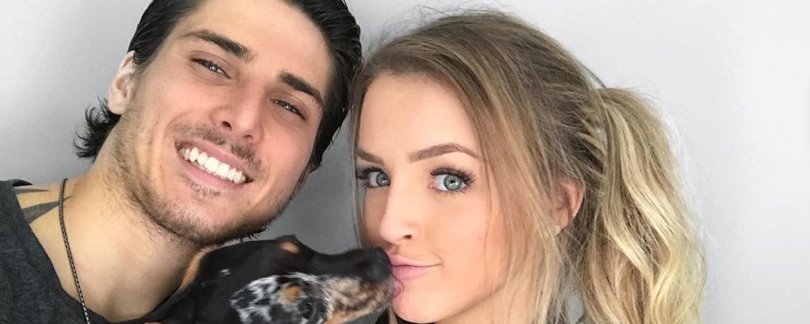 Kevin Bazinet et Alicia Moffet s'embrassent passionnément sur cette photo...