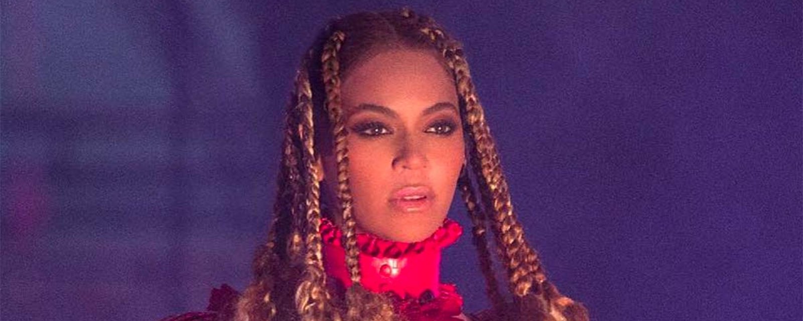 Le décolleté de la robe de Noël de Beyoncé enflamme le web!