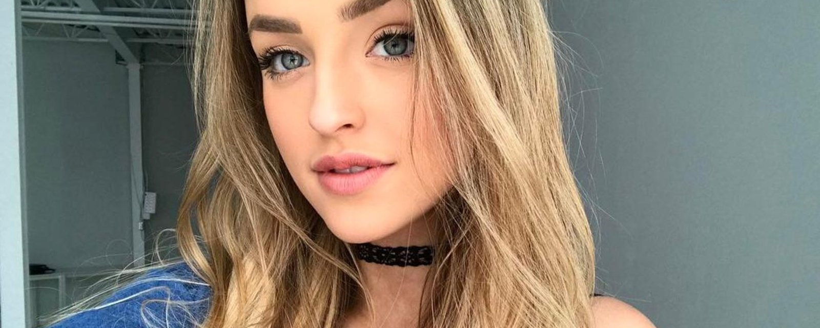 Alicia Moffet enflamme Instagram en se montrant les jambes dans une magnifique robe!