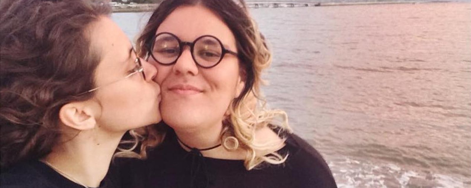 Une populaire chanteuse québécoise et sa blonde victimes de violence homophobe...