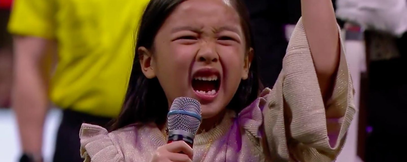 Cette petite fille de 7 ans offre la plus incroyable performance de l'hymne national que vous aurez vue!