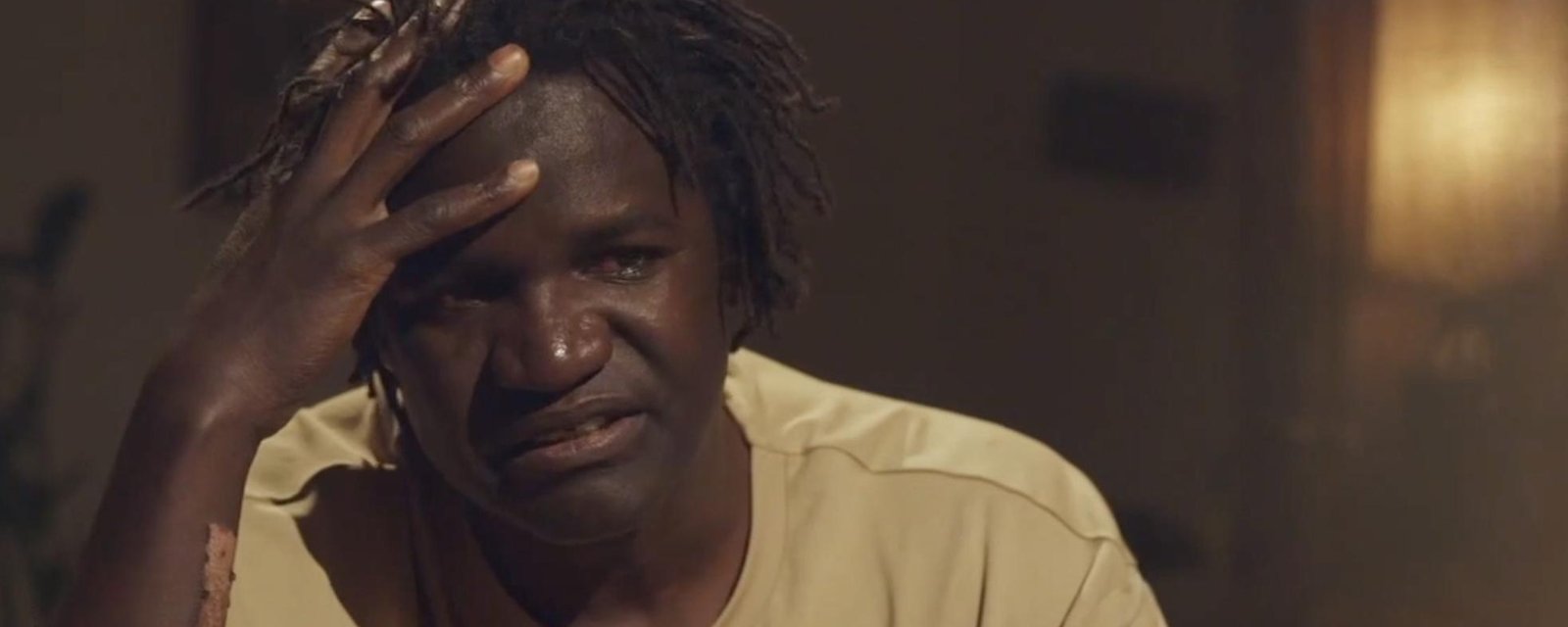 Boucar Diouf ne peut retenir ses larmes à La vraie nature lorsqu'il parle de son arrivée au Québec