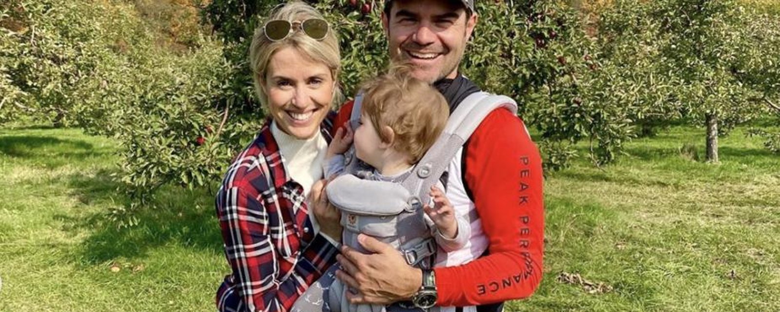 Anouk Meunier partage une série de photos de son fils Arnaud pour sa première visite aux pommes