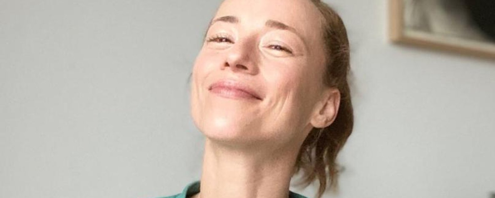 Karine Vanasse est sublime dans sa petite robe noire