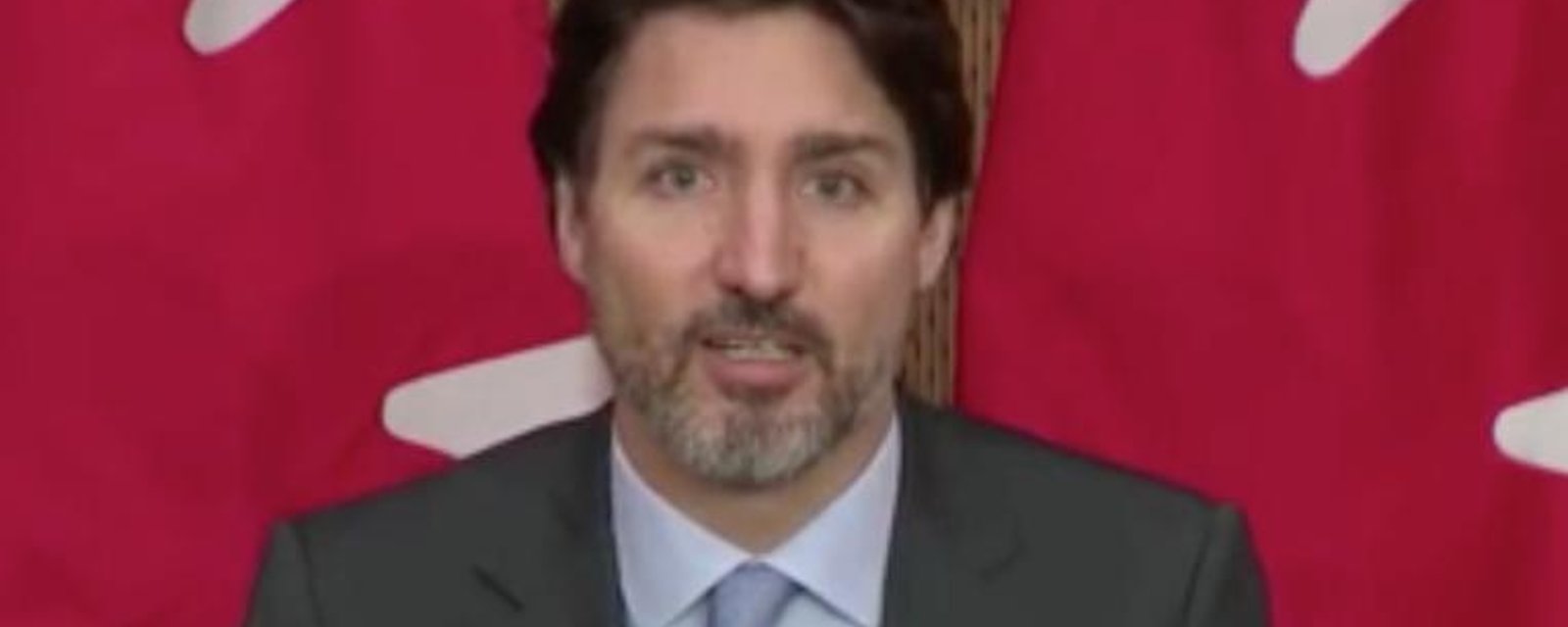 Justin Trudeau montre pour une rare fois son tatouage durant sa vaccination contre la grippe