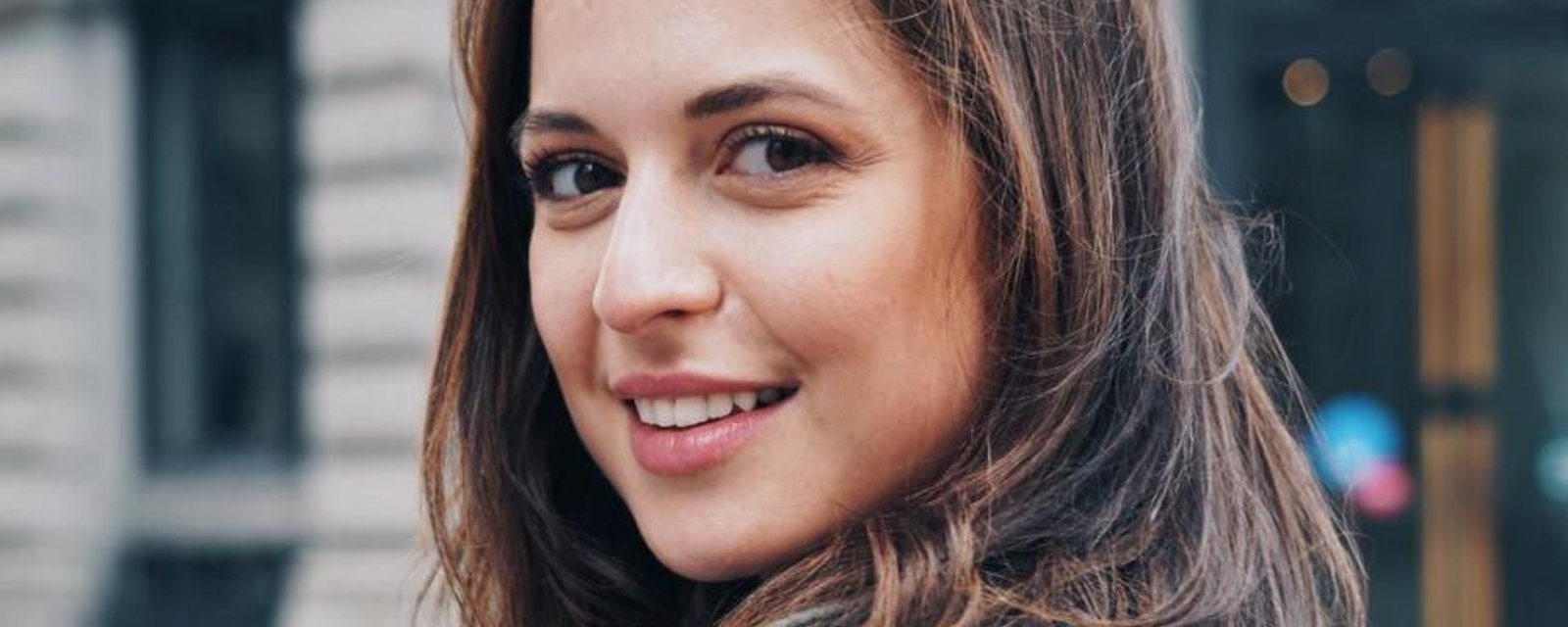 Karine d'Occupation Double fait tourner les têtes en lingerie fine