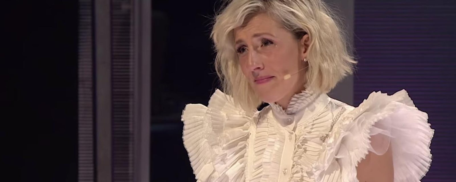 Ingrid St-Pierre émue aux larmes par la chanson que lui a offerte son conjoint à En direct de l'univers