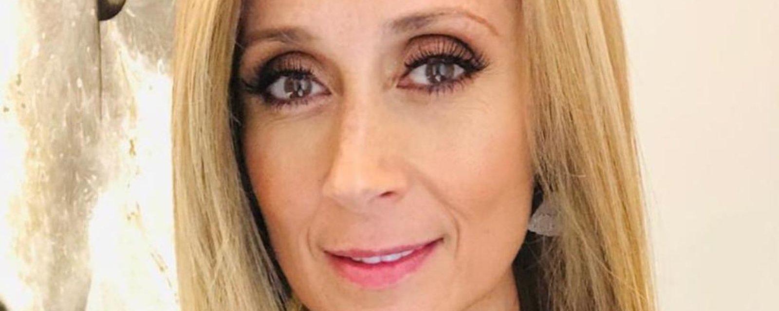 Lara Fabian change complètement de visage avec une nouvelle paire de lunettes