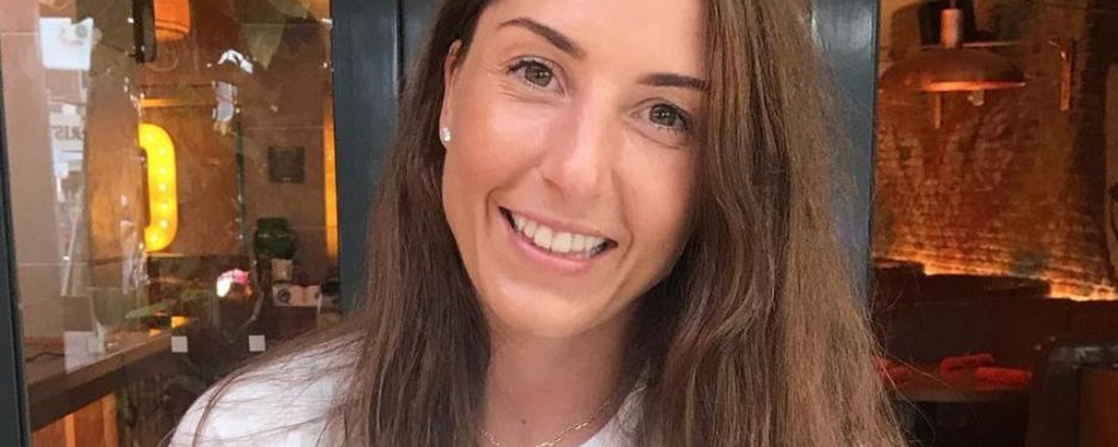 Kim Clavel fait tourner les têtes en posant sur le bord de la plage