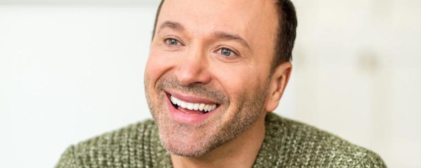 Joël Legendre en pleine forme avec ses enfants dans la piscine