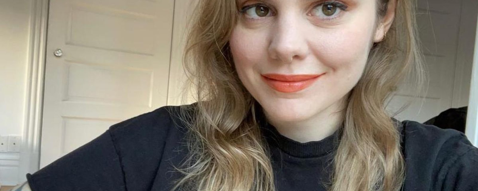 Coeur de Pirate annonce qu’elle attend son deuxième enfant avec une photo de son ventre rond
