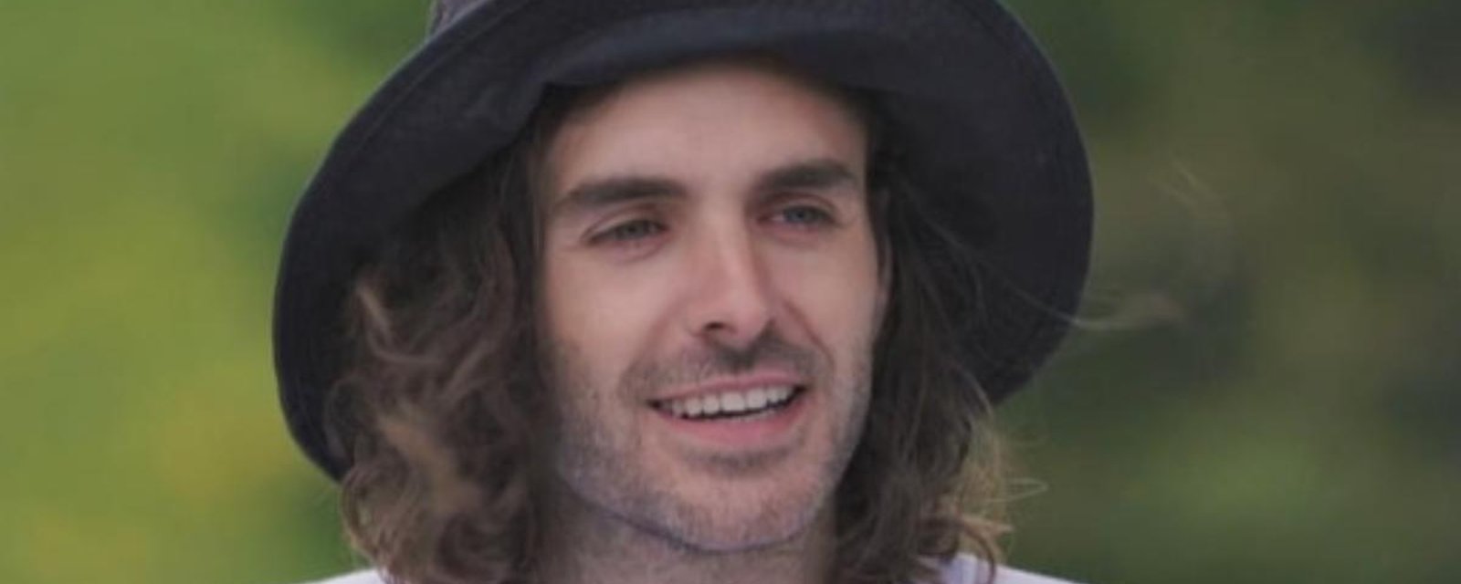 Alex Nevsky partage d’attachantes photos avec sa fille et sa conjointe dans leur jardin