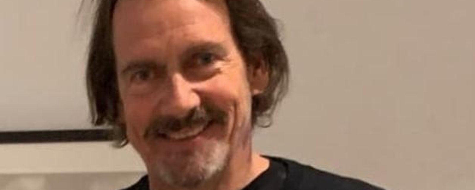 Pierre Karl Péladeau plus complice que jamais avec son bébé naissant en train de dormir sur lui