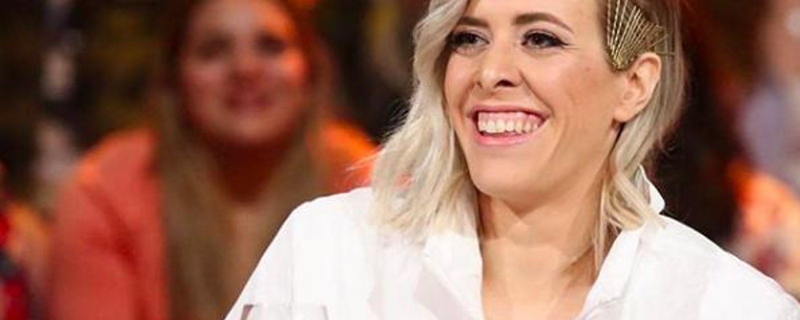 La chanteuse Laurence Nerbonne surprend avec une tenue très sexy et tout en transparence...