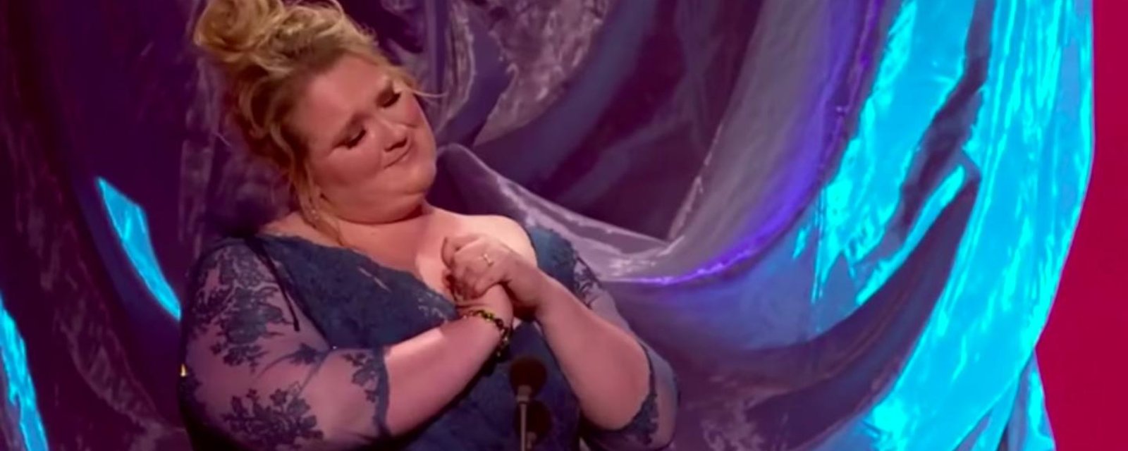 Debbie Lynch-White fait la plus belle des déclarations à son amoureuse, pendant ses remerciements