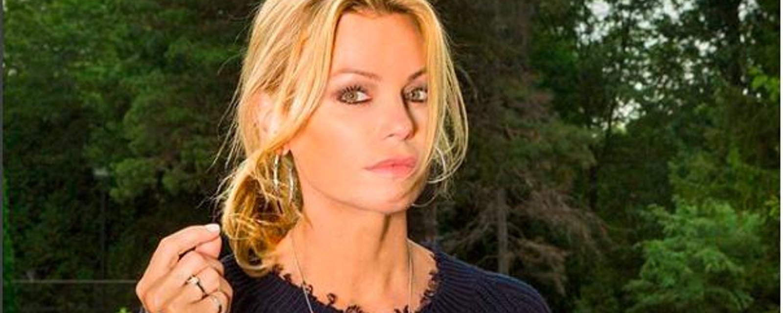 Caroline Néron pose en toute simplicité et le résultat est magnifique