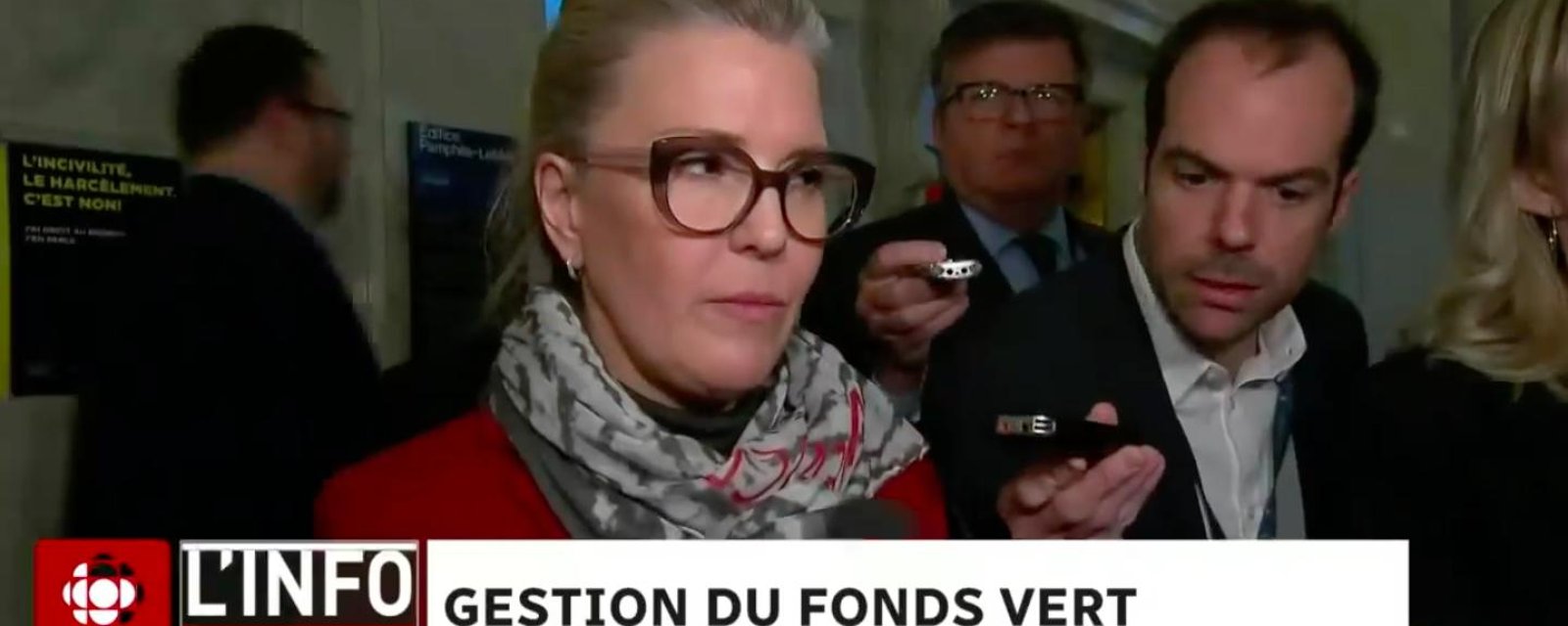 La ministre de l'Environnement se ridiculise complètement devant les journalistes