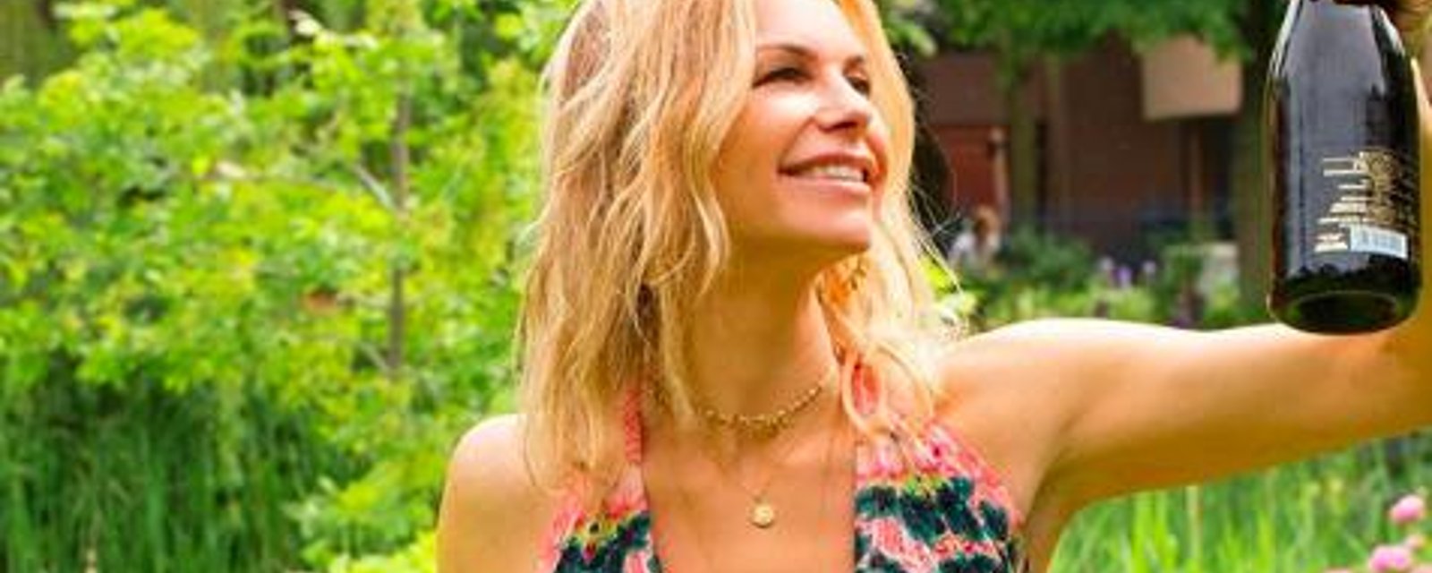 Caroline Néron publie une nouvelle photo très sexy en bikini à l'occasion du 4 juillet